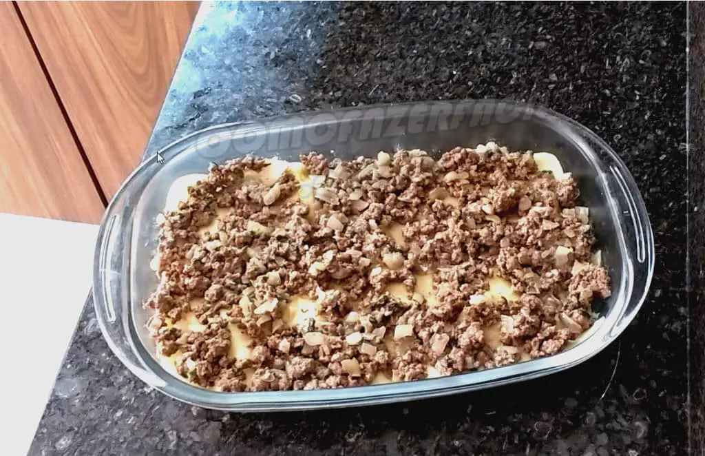 escondido de pure com miojo lamen de carne