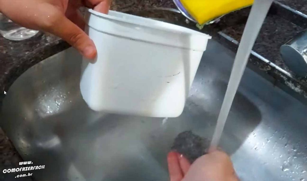 lavando pote para fazer porta talheres