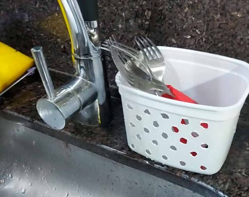 passo-a-passo-como-fazer-escorredor-de-talheres-caseiro-com-potes-de-sorvete-e-margarina