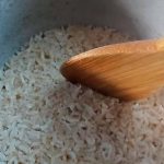 cozinhando arroz integral em quantidade