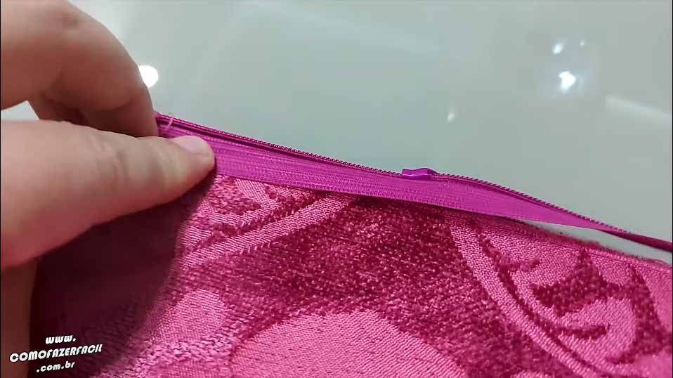 dobrando o tecido para costurar o ziper na outra parte da almofada