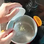 refogando alho para arroz integral