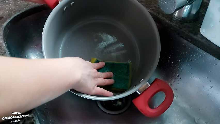 lavando panela de cerâmica para preparar antes do uso