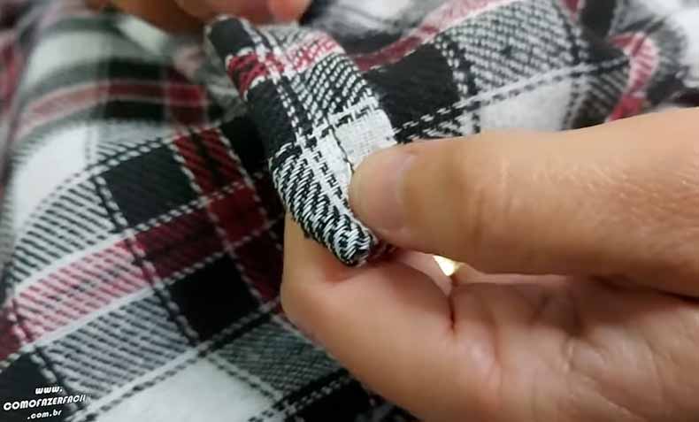 Costurando a barra da parte final da saia de flanela.