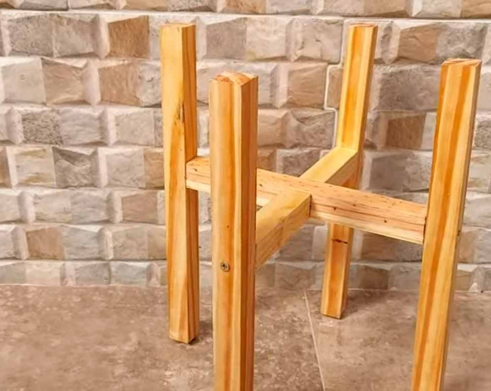 como-fazer-suporte-de-madeira-moderno-para-vasos-ou-cachepot-decoracao