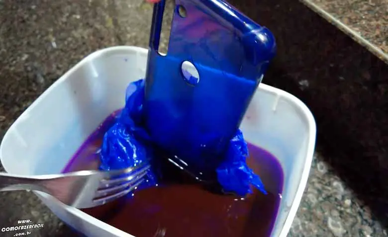 Capinha de celular tingida depois de meia hora de molho.